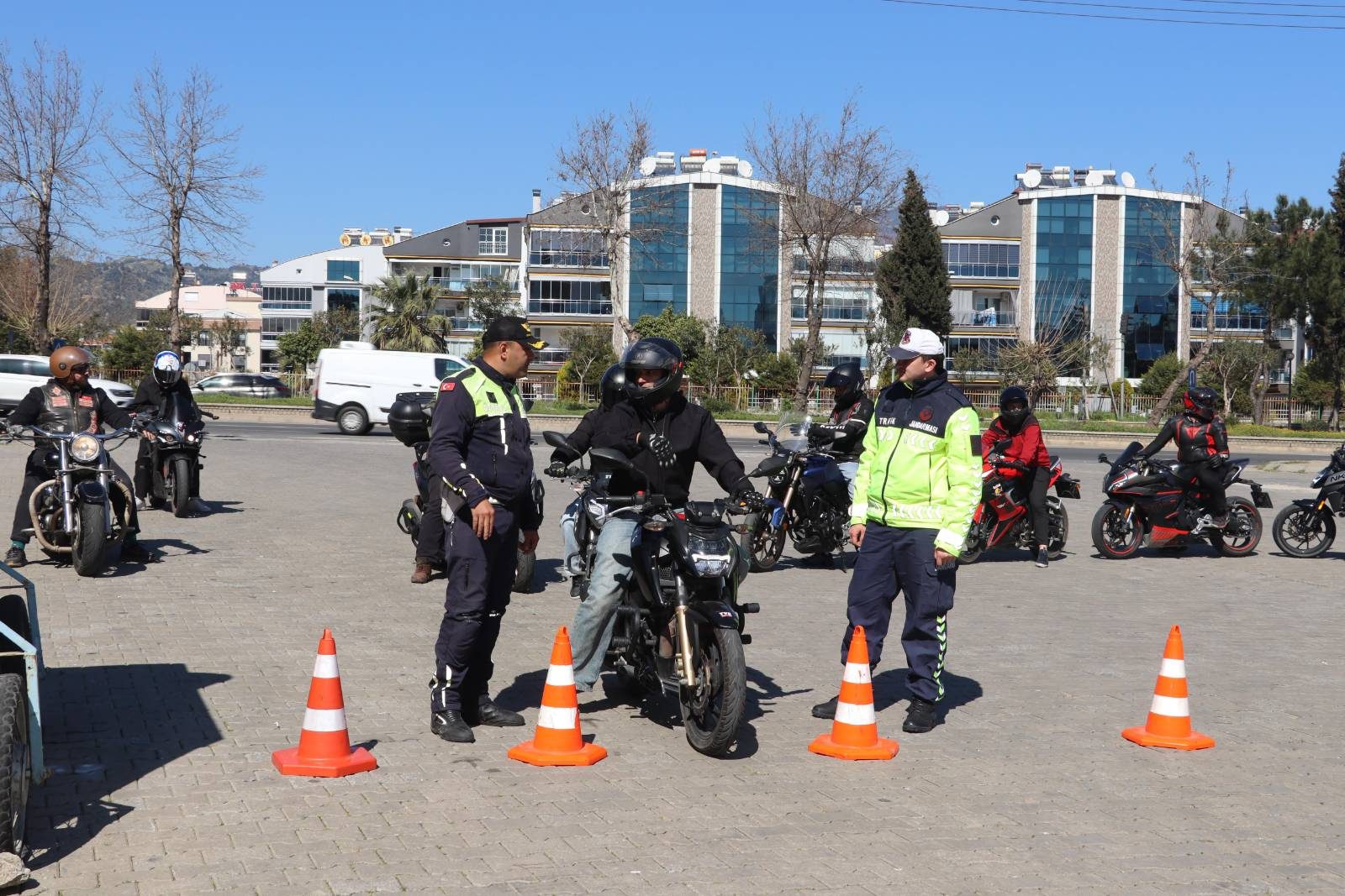 Jandarma ve Adnan Menderes Üniversitesi iş birliğiyle motosiklet sürücülerine güvenli sürüş eğitimi verildi