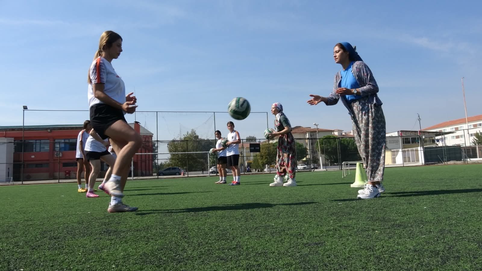 Şalvarıyla Sahaya Çıkan Meryem, Germencik’in Gururu Oldu
