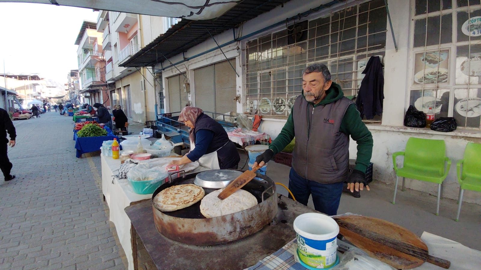 “Salı Pazarında Yöresel Tatlar: Yaveş Ailesi Hem Pişiriyor Hem Satıyor”