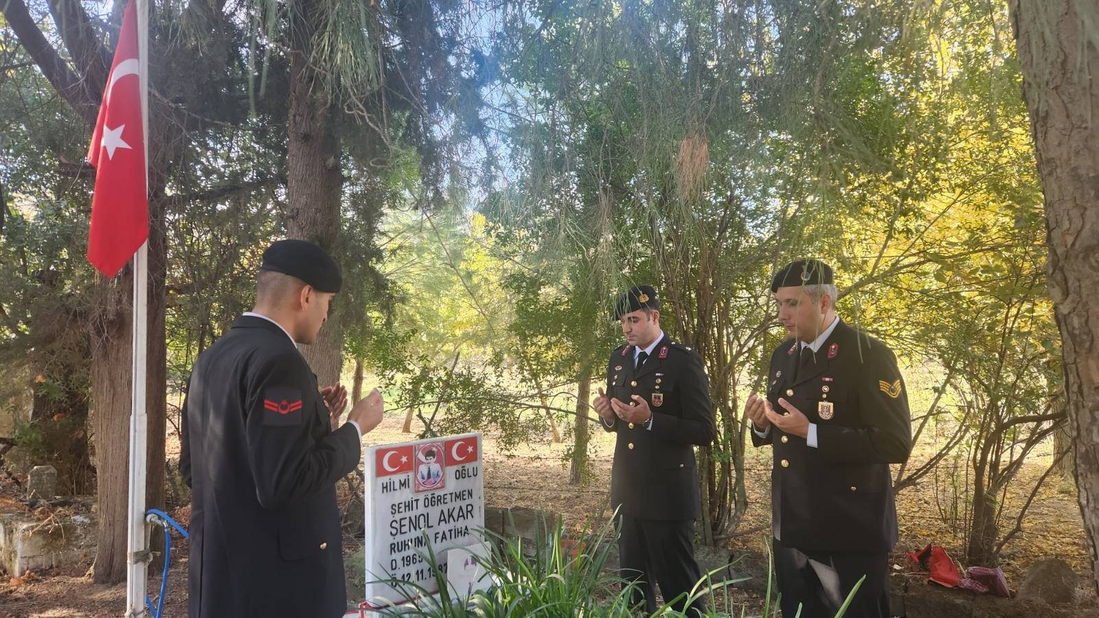 JANDARMA İLK ŞEHİT ÖĞRETMENİN MEZARINI ZİYARET ETTİ