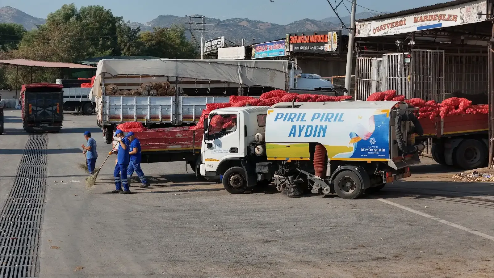 AYDIN BÜYÜKŞEHİR BELEDİYESİ ACARLAR HALİ’NDE DETAYLI TEMİZLİK ÇALIŞMASI GERÇEKLEŞTİRDİ