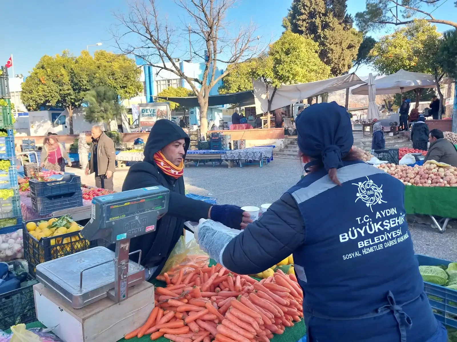 BAŞKAN ÇERÇİOĞLU SOĞUK HAVALARDA VATANDAŞLARIN VE PAZARCI ESNAFLARININ YANINDA OLMAYA DEVAM EDİYOR