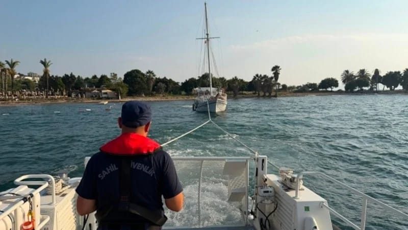 Kuşadası Açıklarında Gezi Teknesi Karaya Oturdu! Sahil Güvenlik 9 Kişiyi Kurtarmak İçin Harekete Geçti
