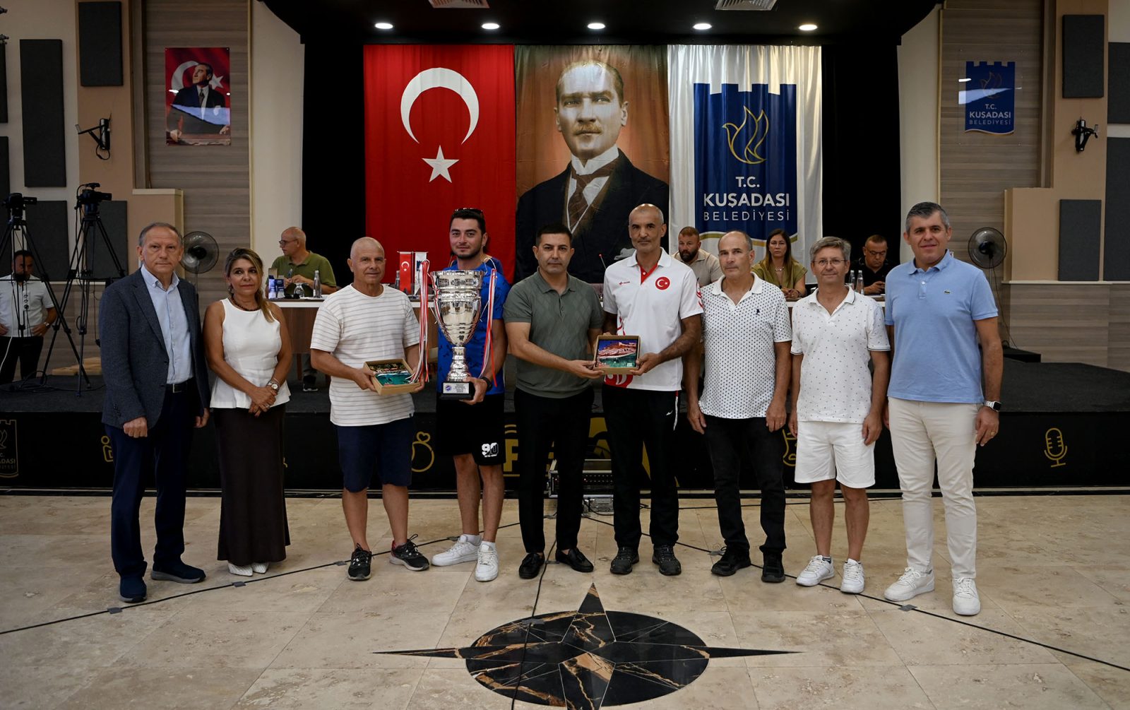 KUŞADASI BELEDİYE MECLİSİ TÜRKİYE ŞAMPİYONU OLAN TAKIMI AĞIRLADI