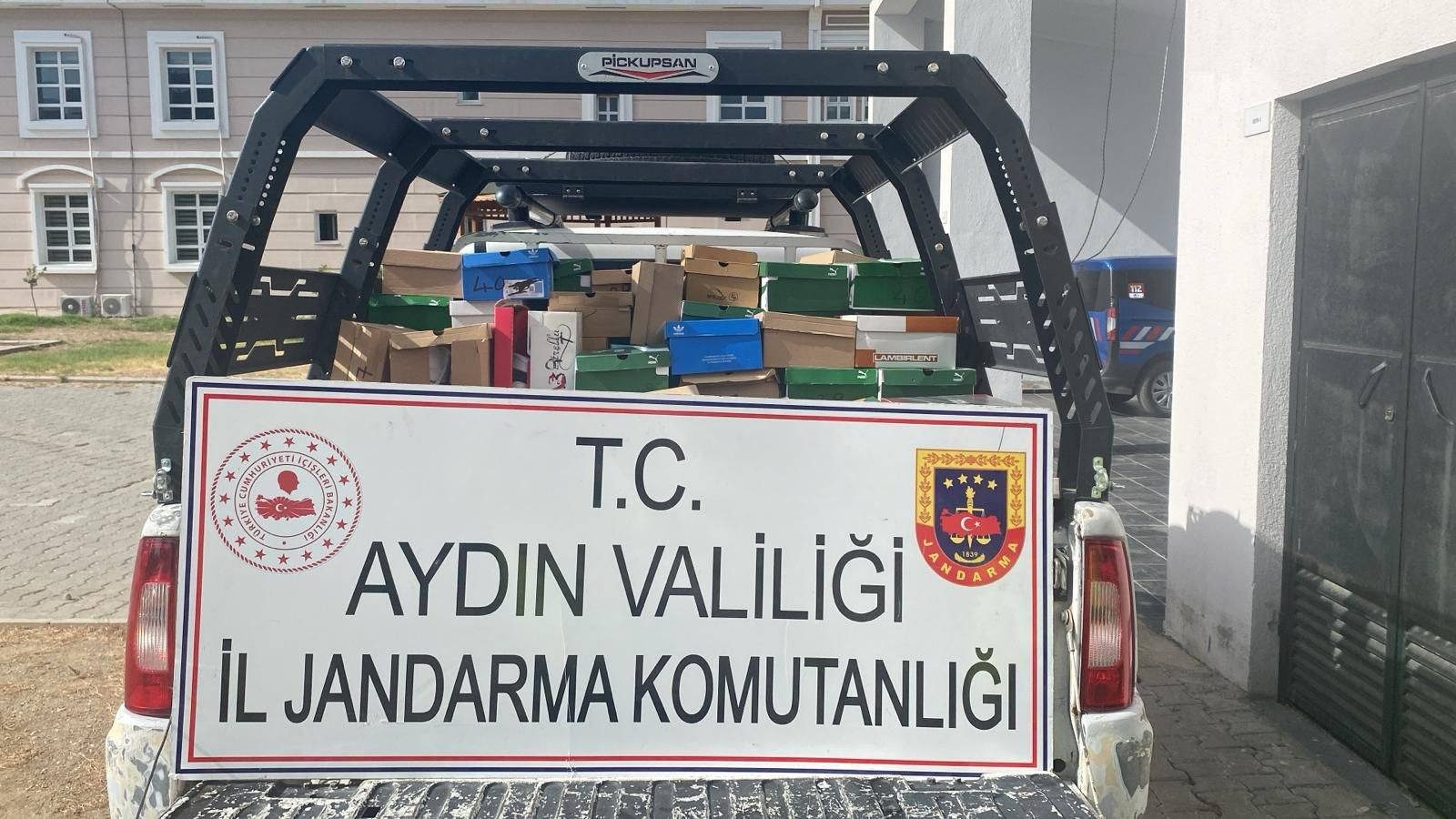 Germencik’te 320 bin liralık taklit ayakkabı ele geçirildi