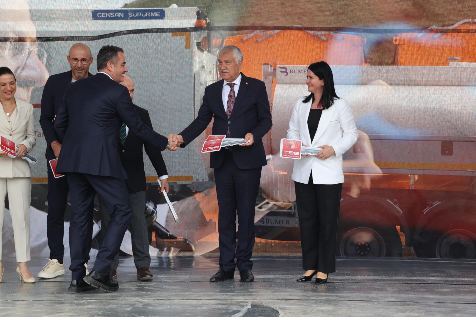 Başkan Arıcı Koçarlı Belediyesi’ne yeni hibe araçlar kazandırdı / TBB'den Koçarlı Belediyesi'ne hibe araç desteği