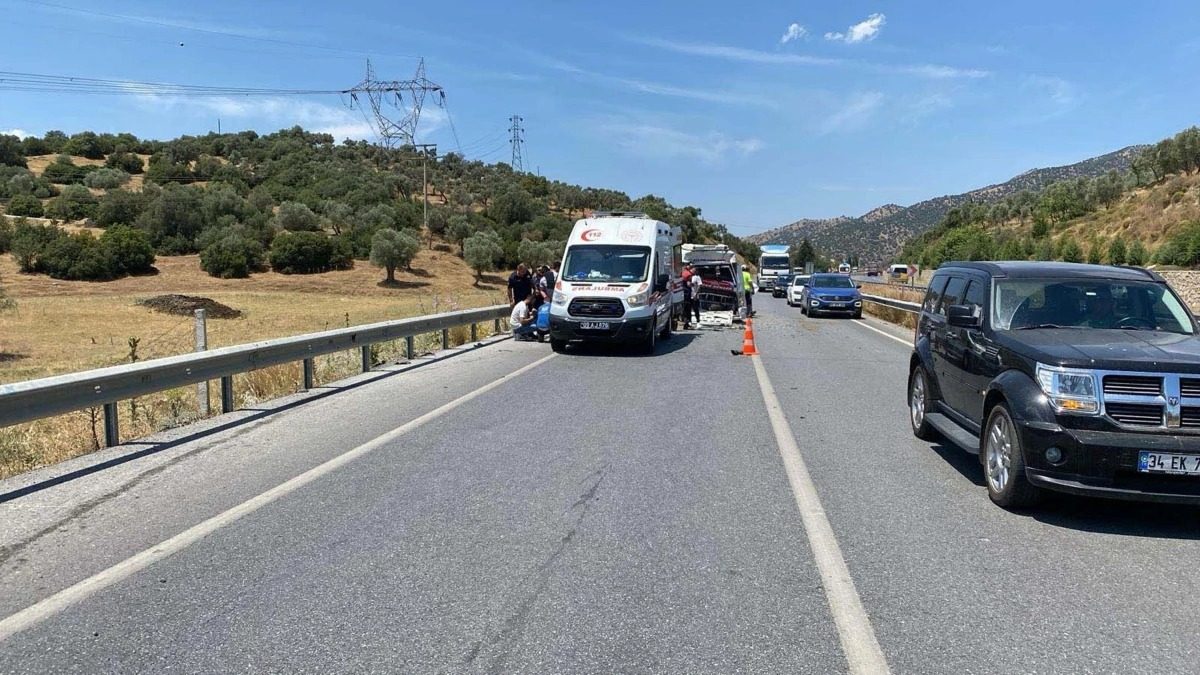Çine'de midibüsün yolcu minibüsüne çarpması sonucu 17 kişi yaralandı