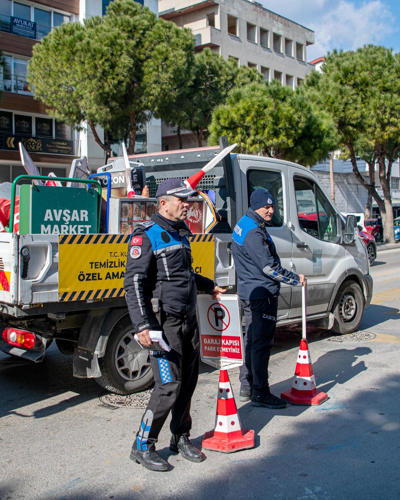 KUŞADASI BELEDİYESİ ZABITA MÜDÜRLÜĞÜ İŞGALİYEYE TOLERANS GÖSTERMİYOR
