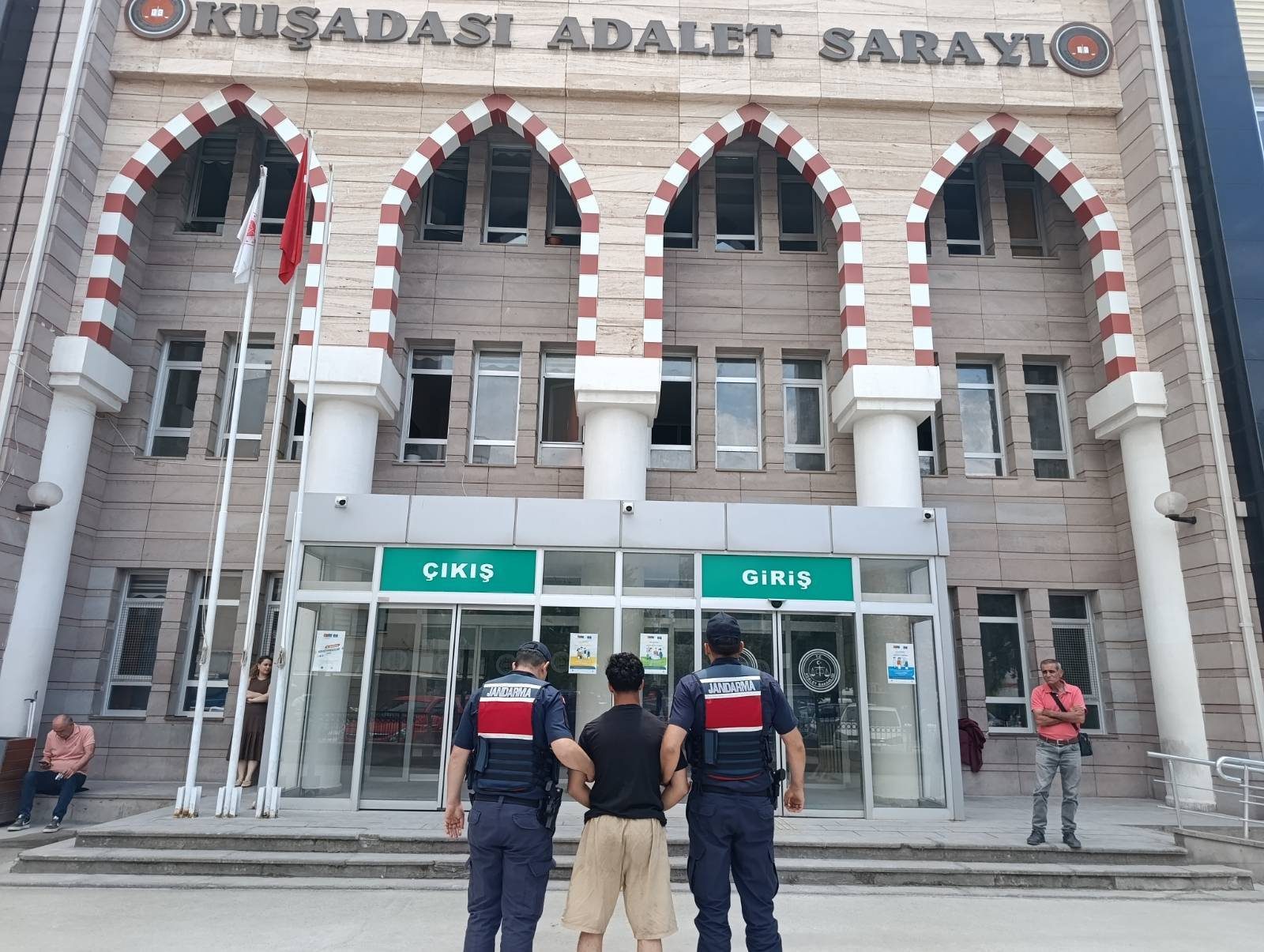 Kuşadası'nda Jet-ski ile Kaçmaya Çalışan Göçmen Kaçakçısı Yakalandı