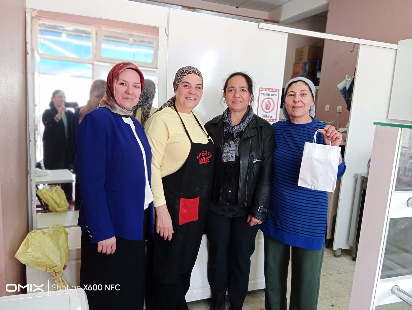 AK Parti İncirliova Kadın Kolları’ndan Kadın Esnafa Destek Ziyareti