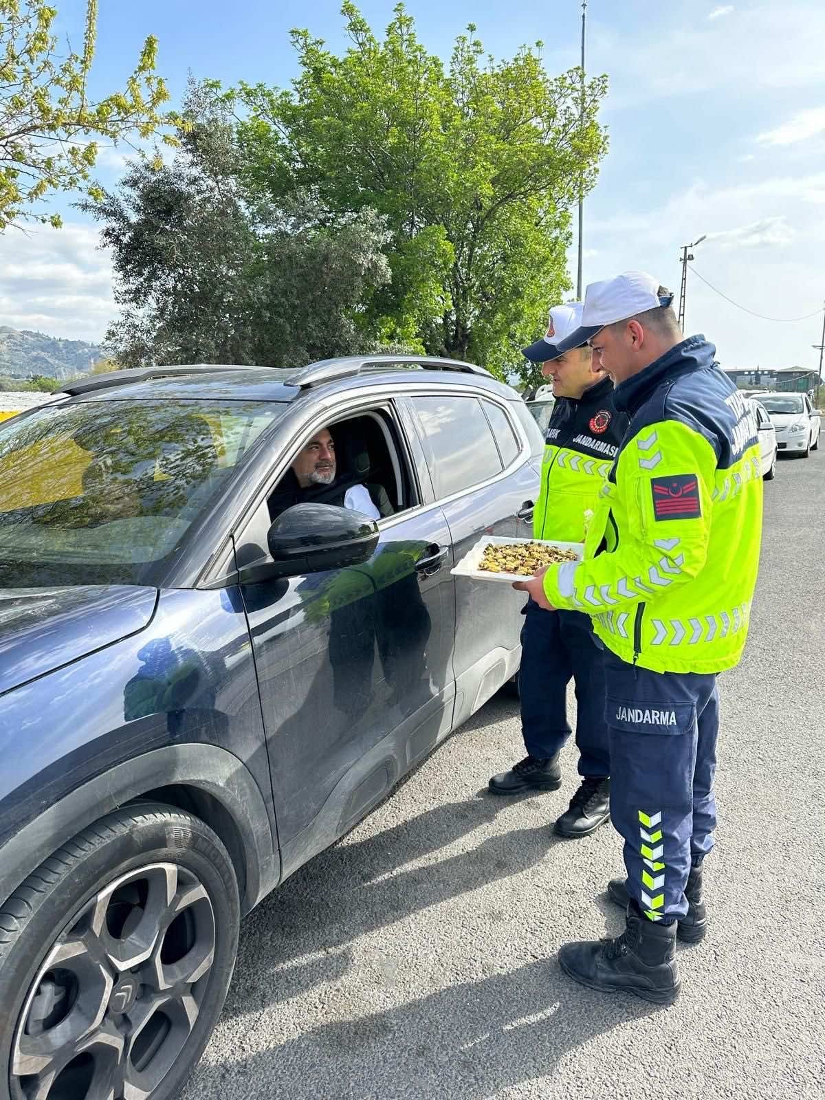 RAMAZAN BAYRAMI TEDBİRLERİ KAPSAMINDA SÜRÜCÜLERE BROŞÜR DAĞITILDI