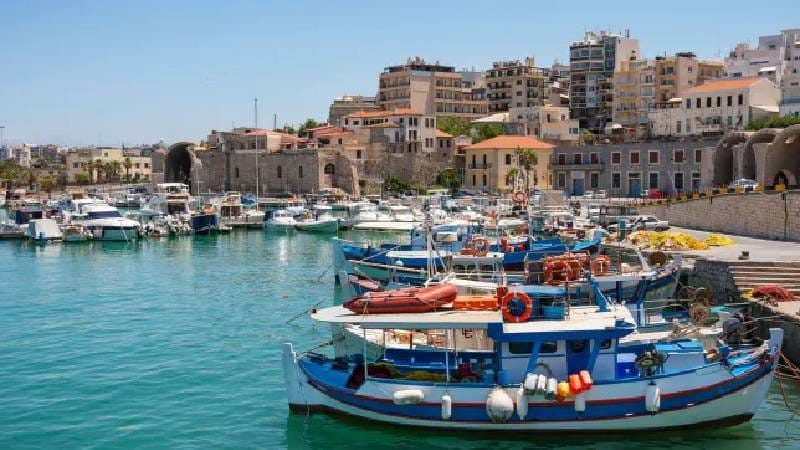 Alkol yerine deterjan servis edilen turistler hastaneye kaldırıldı