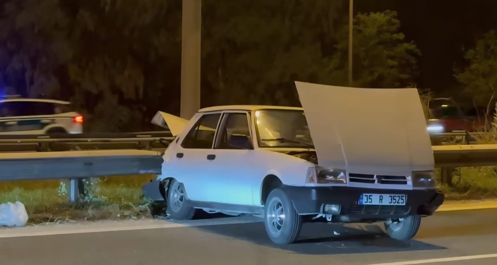 Söke-Aydın Otoyolunda Lastiği Kopan Otomobil Bariyere Çarptı