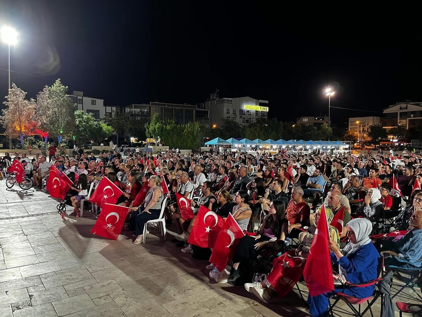DİDİMLİLER, DEV ADAMLARIN TARİHİ MÜCADELESİNİ KENT MEYDANINDA OMUZ OMUZA İZLEDİ