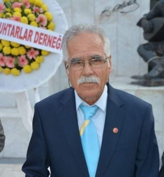 72 Yaşındaki Yüksel Bisikletiyle Mahalleyi Dolaşarak 30 Yıldır Muhtarlık Yapıyor