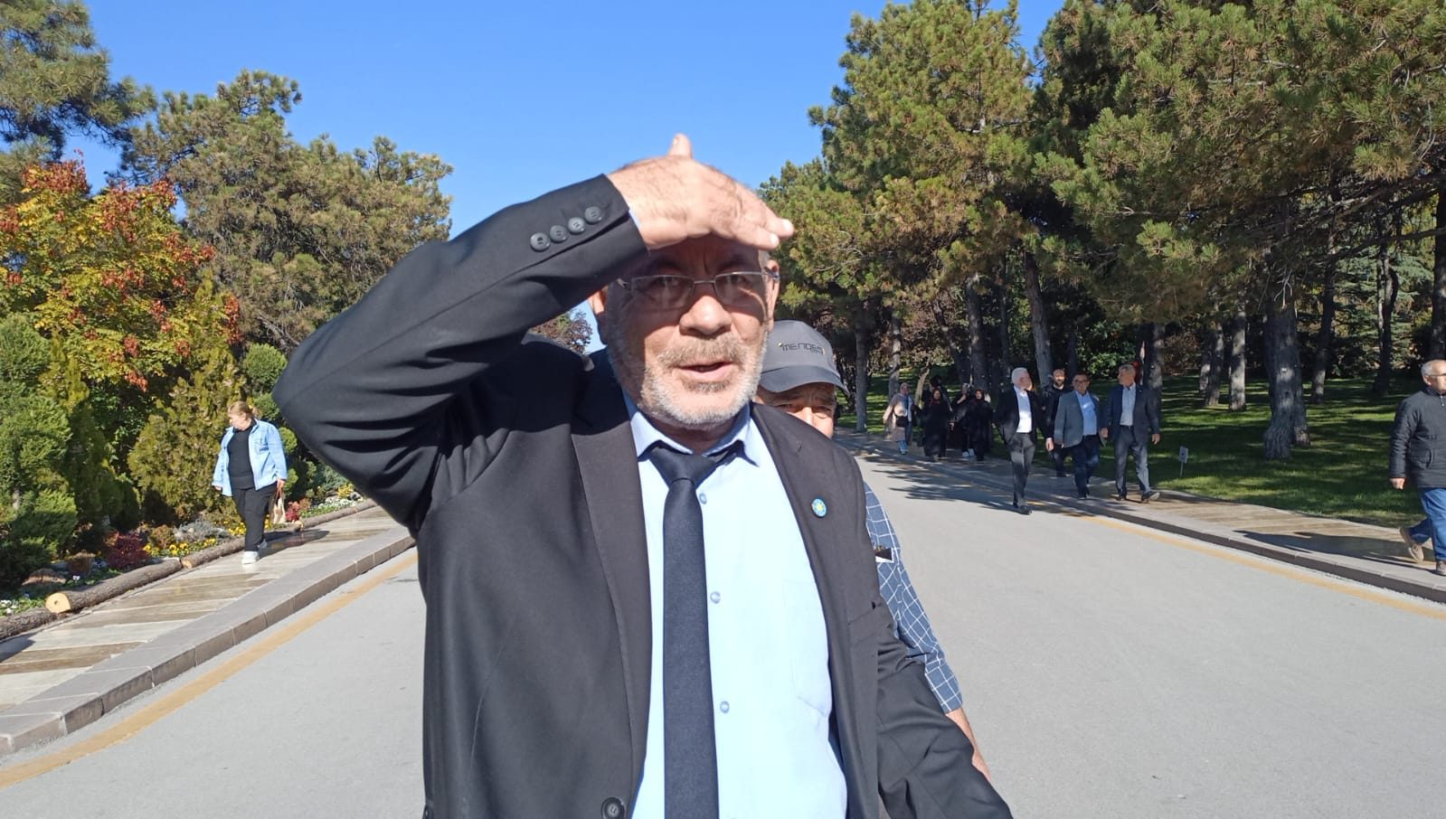 NEREYE BAKIYOR BU ADAM