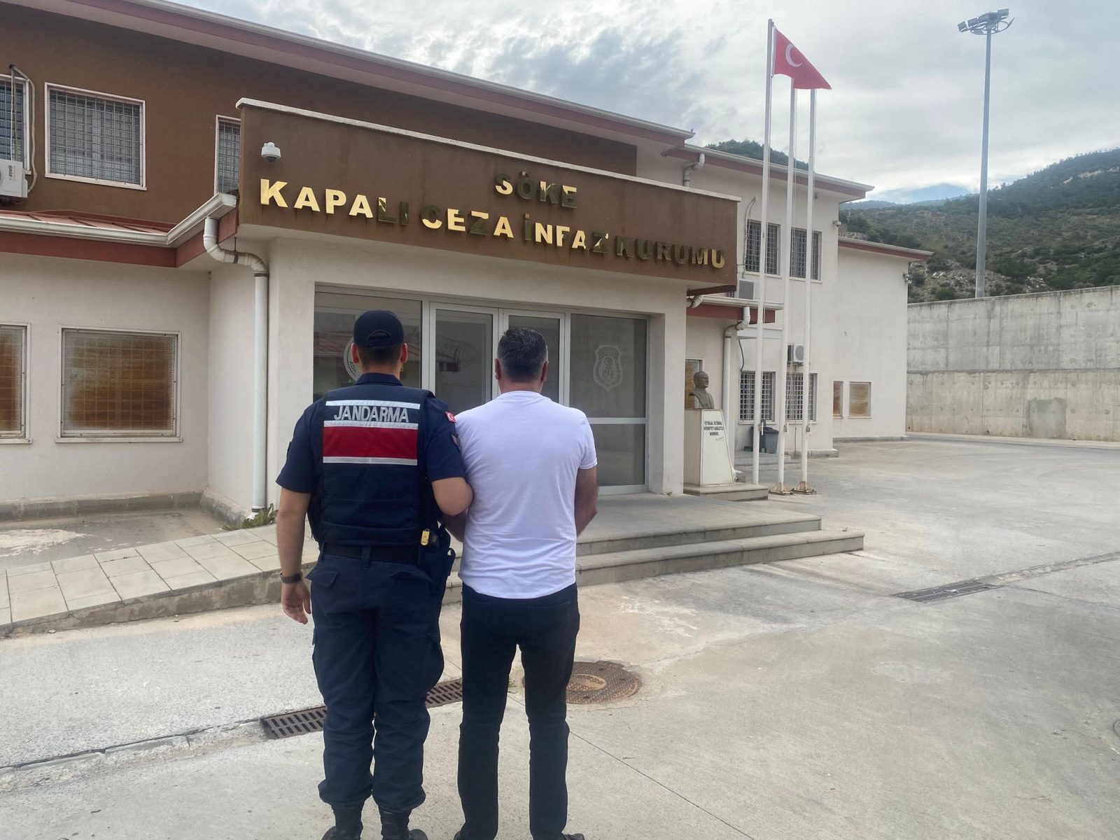 Söke’de hakkında 10 yıl 6 ay kesinleşmiş hapis cezası bulunan hükümlü yakalandı