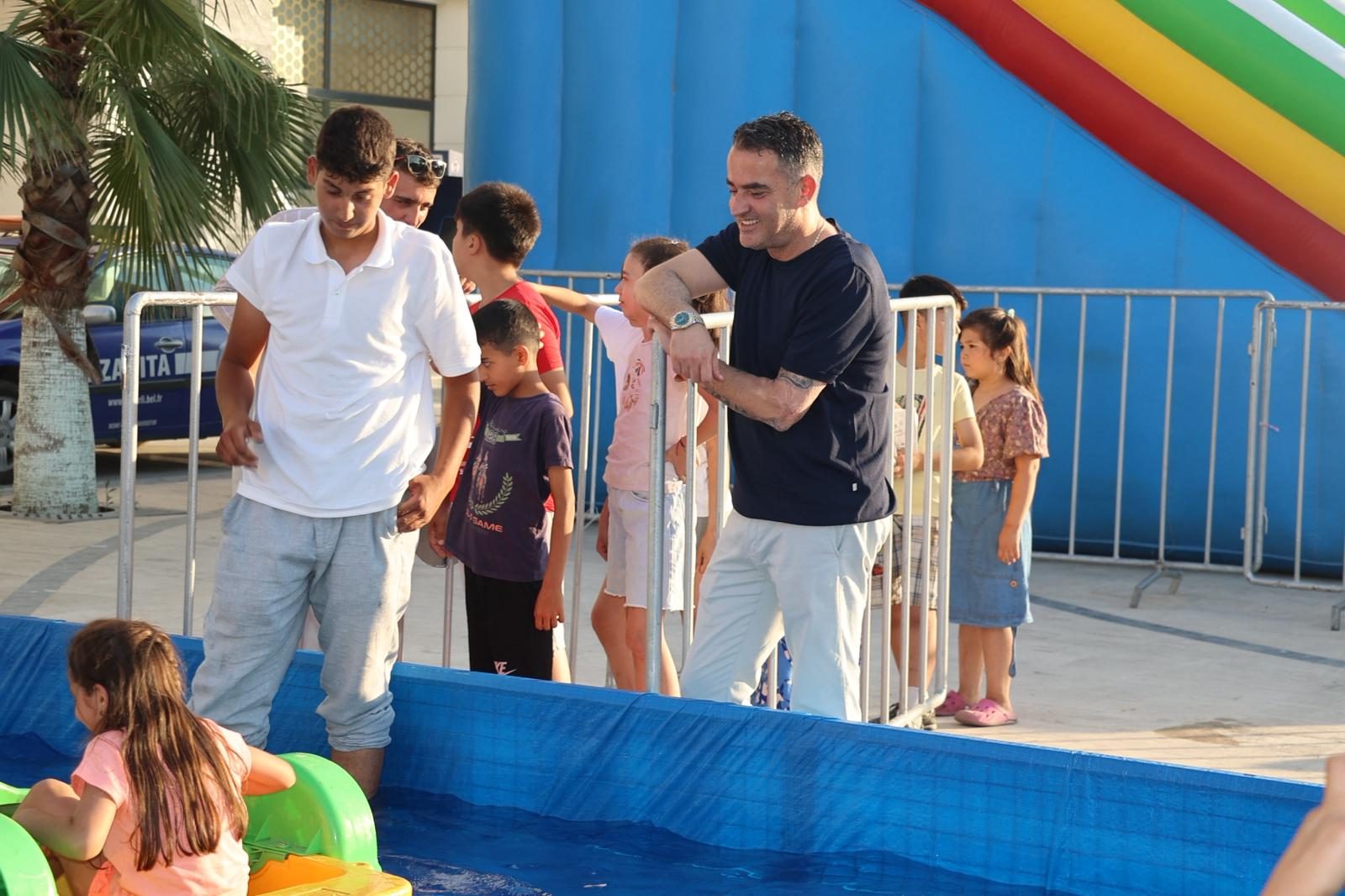 Başkan Özgür Arıcı’dan Çocuklara Karne Hediyesi