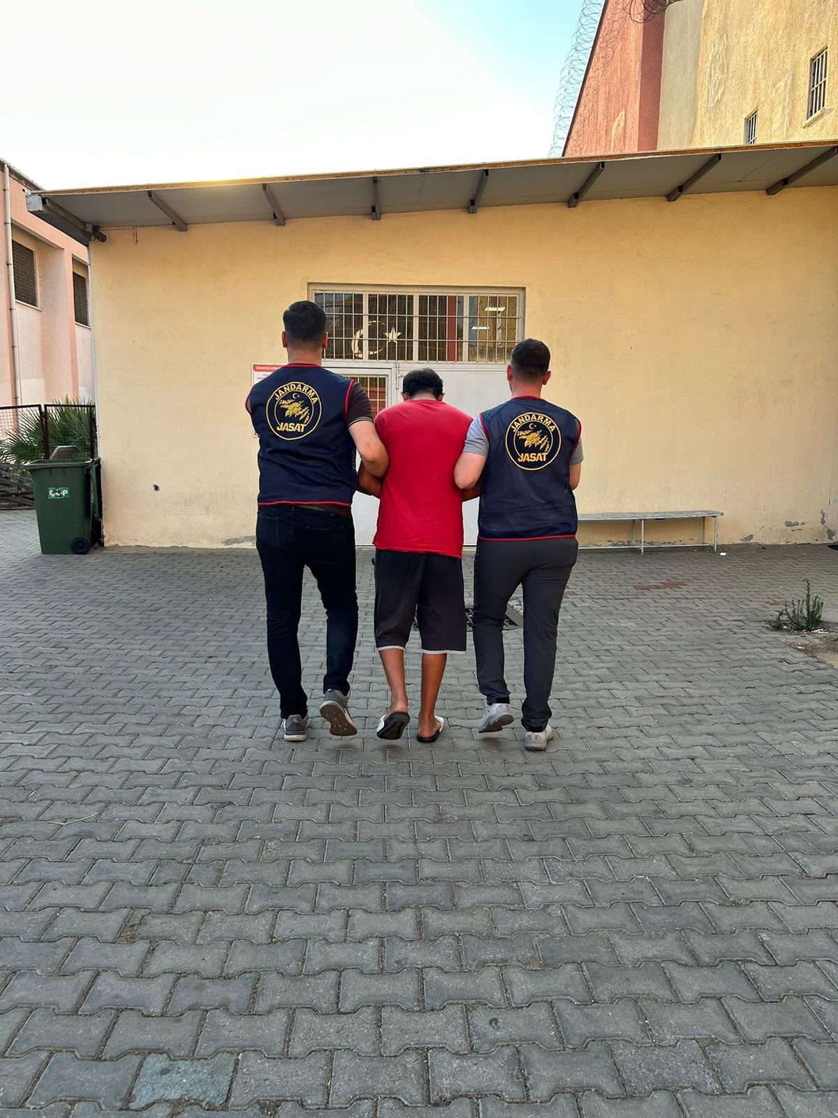 Aydın JASAT’tan kaçış yok: 23 yıl 2 ay hapis cezasıyla aranan hükümlü yakalandı
