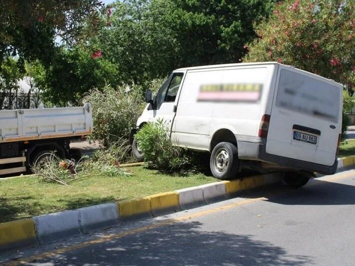 MİNİBÜS ÇİÇEKLİĞE ÇIKTI