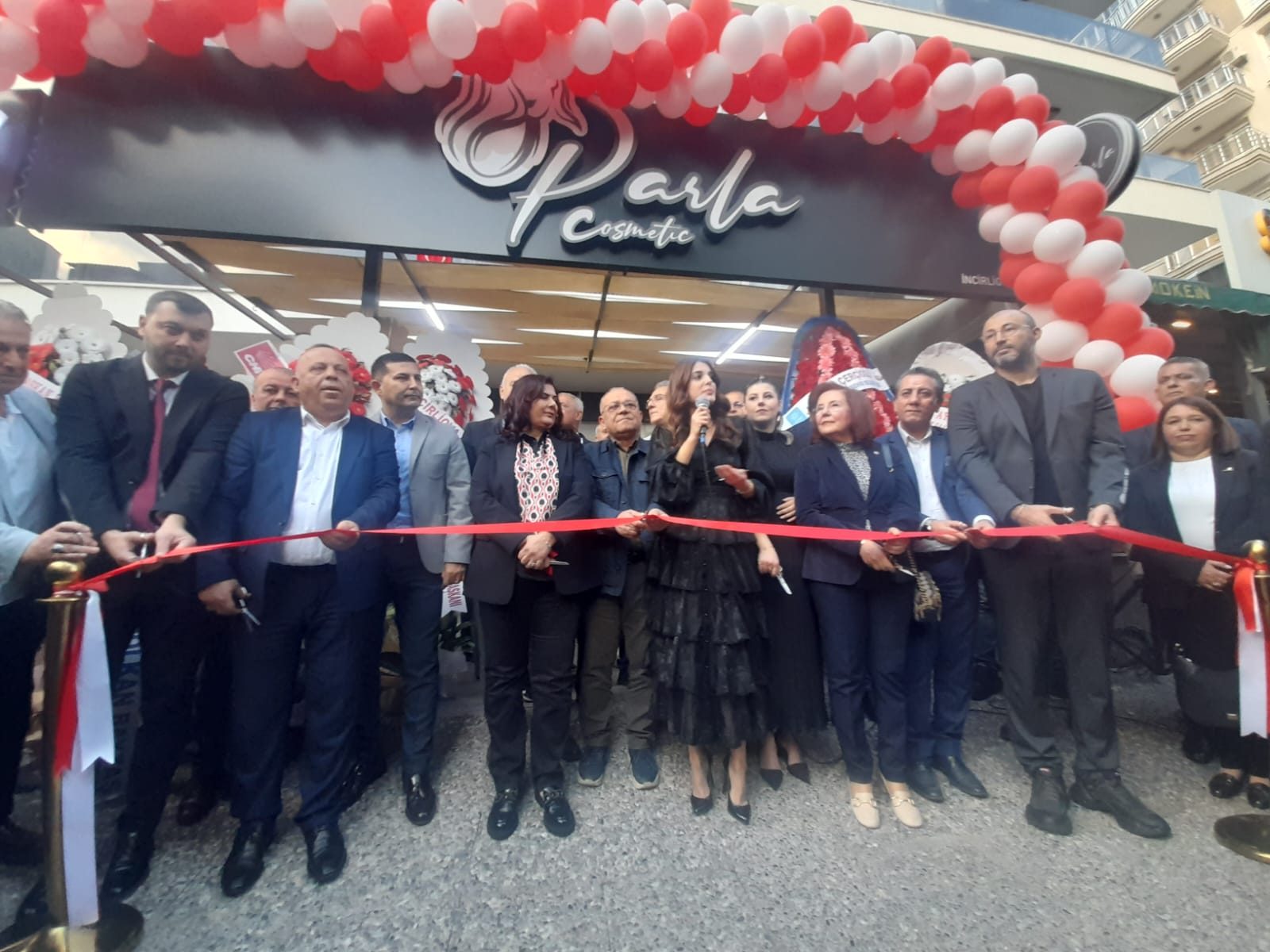 İncirliova’da Ünlü Kozmetik Mağazası Açılışında  İzdiham