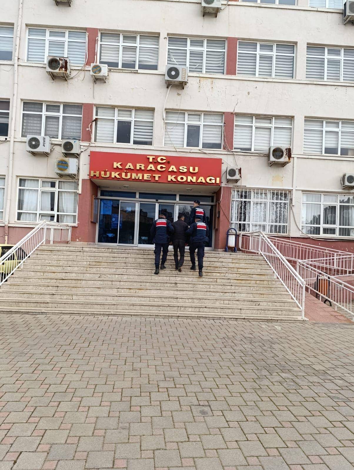 Karacasu'da Ruhsatsız Silah Ticareti: İkamette Çok Sayıda Silah ve Tarihi Sikke Ele Geçirildi