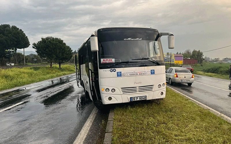 İŞÇİ SERVİSİ ORTA REFÜJE ÇIKTI