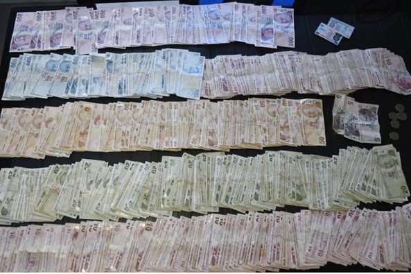 KUŞADASI’NDA DİLENCİLERDEN ÇIKAN PARA ŞOK ETTİ