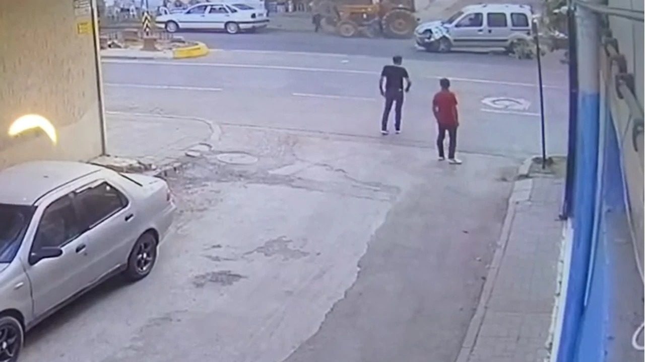 Traktörle ticari araç birbirine girdi