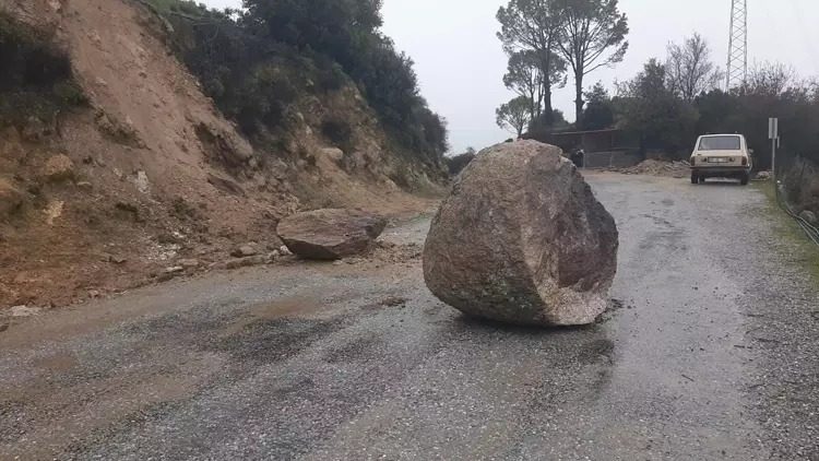 YAMAÇTAN KOPAN KAYALAR TRAFİĞİ TIKADI