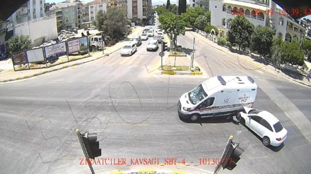 Hastaneye yetişmeye çalışan ambulansın kaza anı kamerada