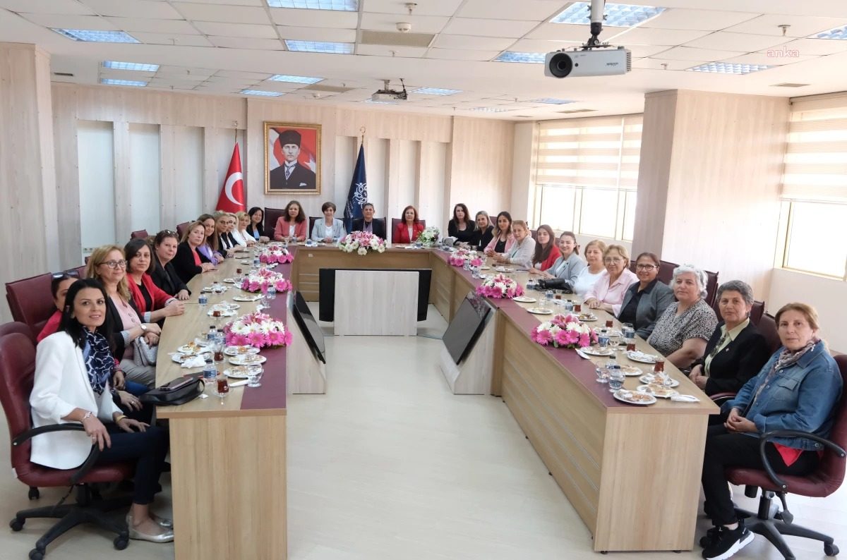 CHP Aydın İl Kadın Kolları Başkanı Ayşe Özdemir ve 17 ilçenin CHP Kadın Kolları Başkanı, Aydın Büyükşehir Belediye Başkanı Özlem Çerçioğlu'nu ziyaret etti