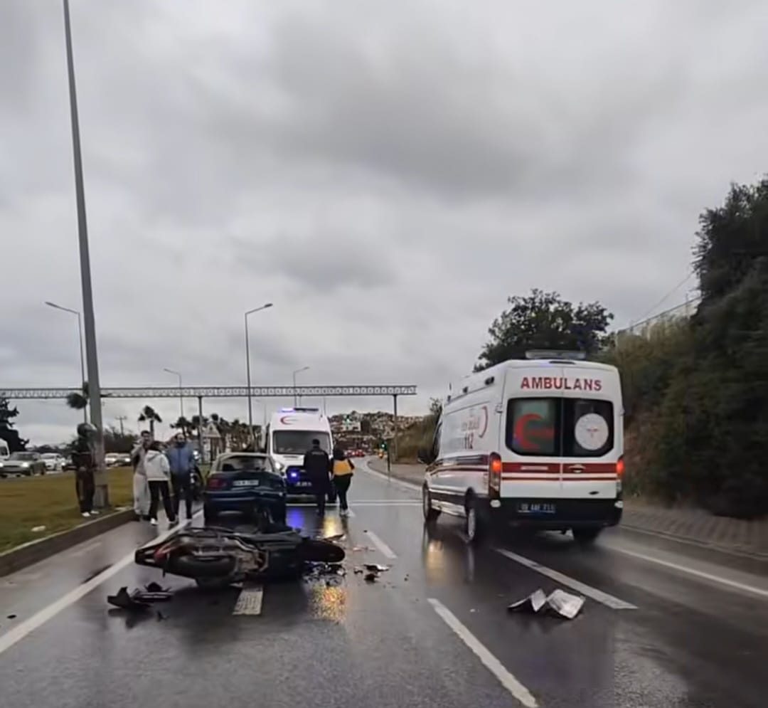 Kuşadası’nda Yağış Kazaya Neden Oldu: Motosiklet Sürücüsü Yaralandı
