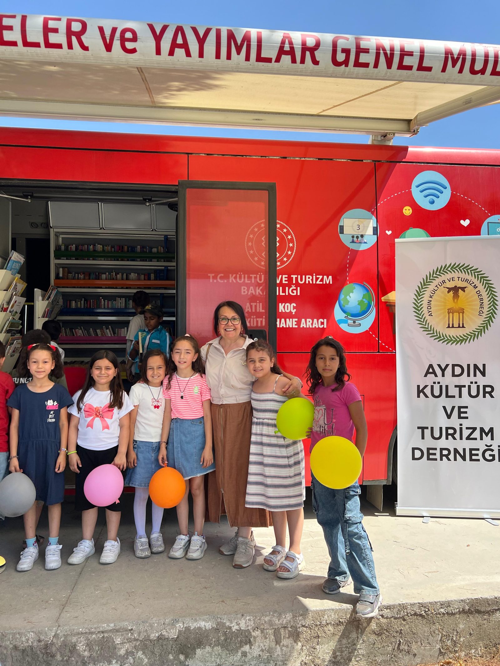 Gezici Kütüphane Dezavantajlı Çocuklara Kültür Taşıyor