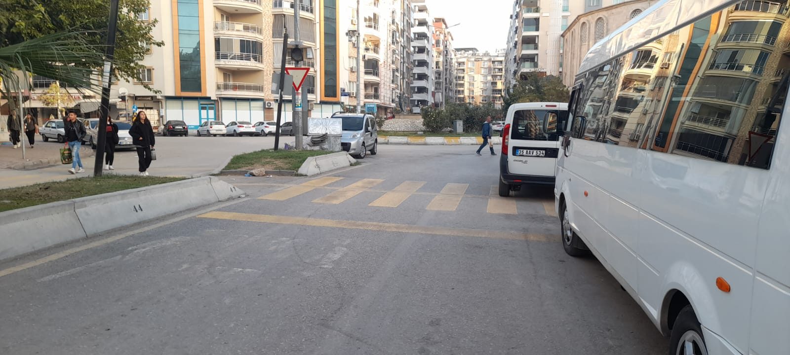OKUL ÖNÜ YAYA GEÇİDİ DÜZELTİLMELİ
