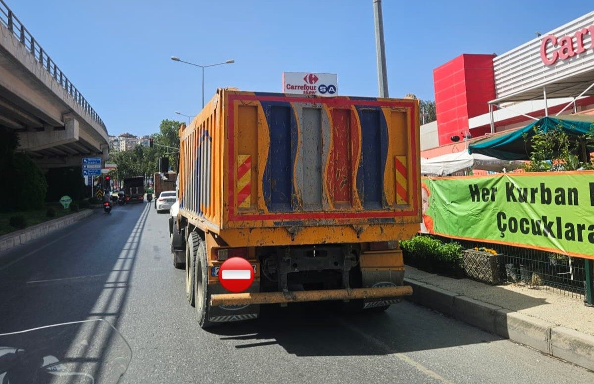 KUŞADASI’NDA UYGUNSUZ HAFRİYAT KAMYONLARINA CEZA