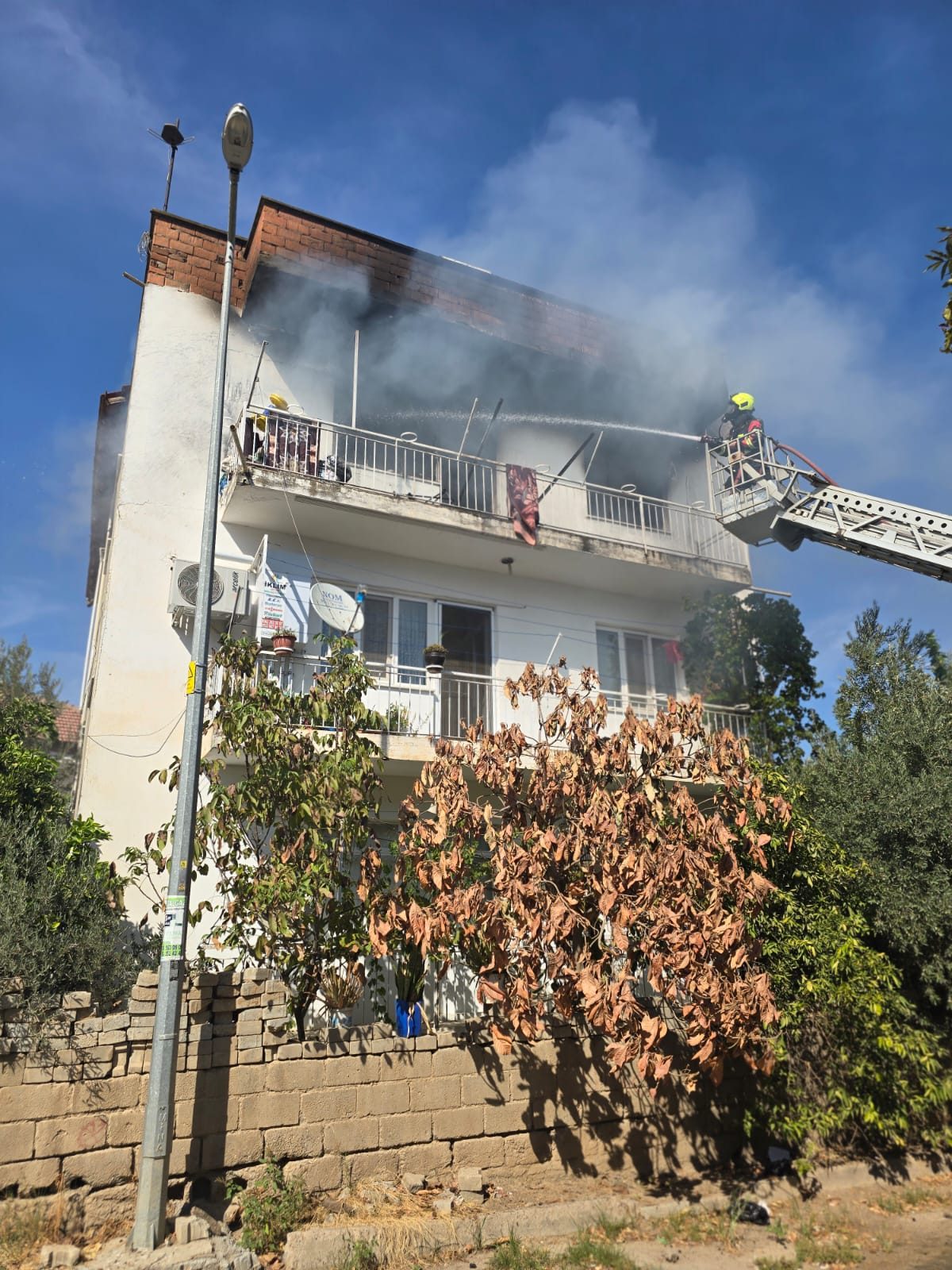 AYDIN’IN KÖŞK İLÇESİNDE EV YANGINI: 2 ÇOCUK DUMANDAN ETKİLENDİ