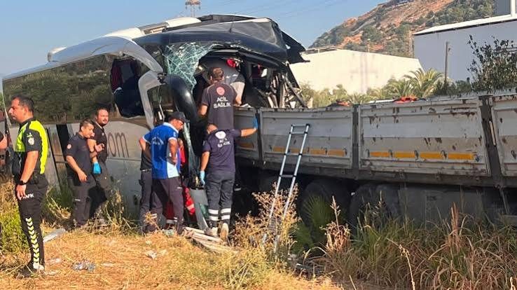 Milas Yolunda Feci Kaza: Yolcu Otobüsü Demir Yüklü Tıra Çarptı, 2 Ölü 17 Yaralı
