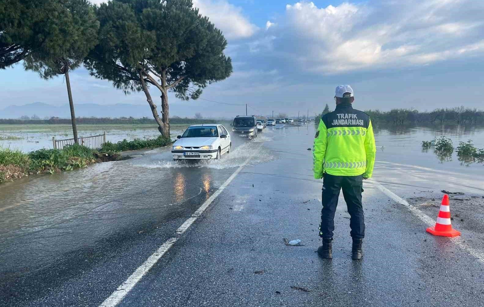 Menderes Taştı, İncirliova-Koçarlı Yolu Sular Altında Kaldı