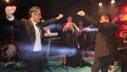 Koçarlı halkı Özgür’leşen Koçarlı’yı kutladı