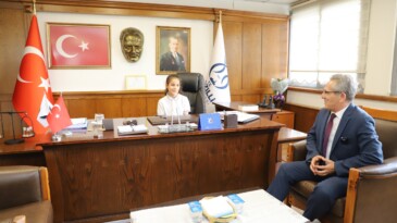 Başkan Tetik koltuğu çocuklara bıraktı