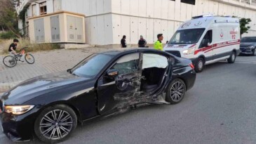 Kuşadası’nda virajı alamayan otomobil ağaca çarptı: 2 yaralı