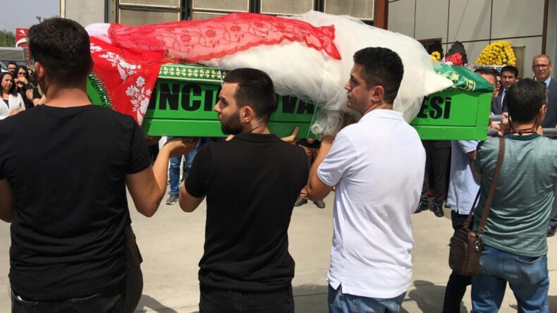 Tabutuna örtülen gelinlik ile son yolculuğuna uğurlandı