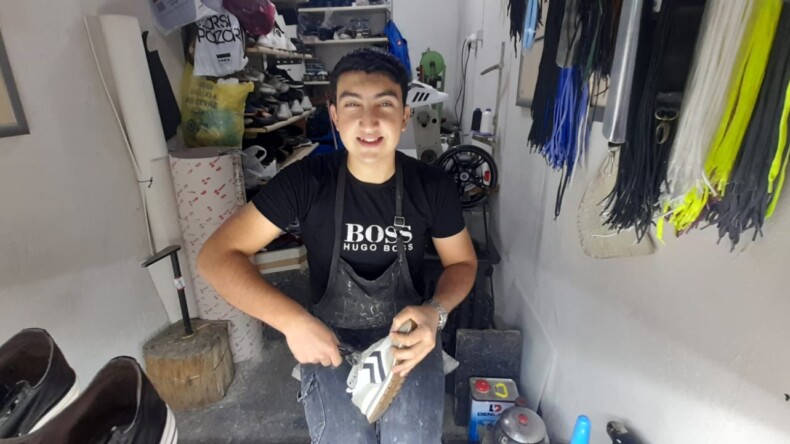 MESLEĞİNE AŞIK GENÇ AYAKKABICI İSMAİL ŞEKERCİ