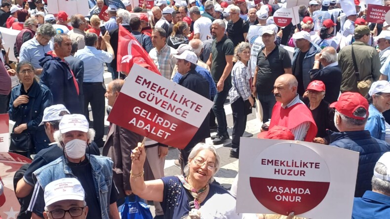 EMEKLİLER BÜYÜK EMEKLİ MİTİNGİNDEN HAYKIRDI