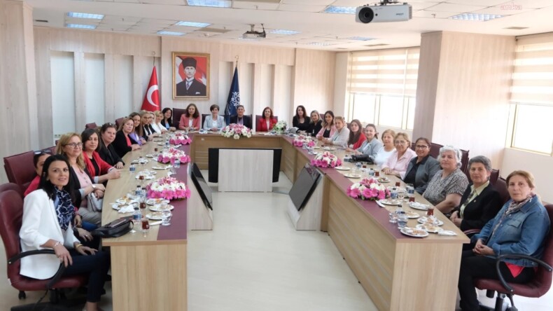 CHP Aydın İl Kadın Kolları Başkanı Ayşe Özdemir ve 17 ilçenin CHP Kadın Kolları Başkanı, Aydın Büyükşehir Belediye Başkanı Özlem Çerçioğlu’nu ziyaret etti