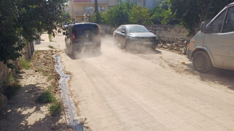 Köşk Çarşı Mahallesindeki Kırık ve Kazılı Yollardan Vatandaş Bıktı