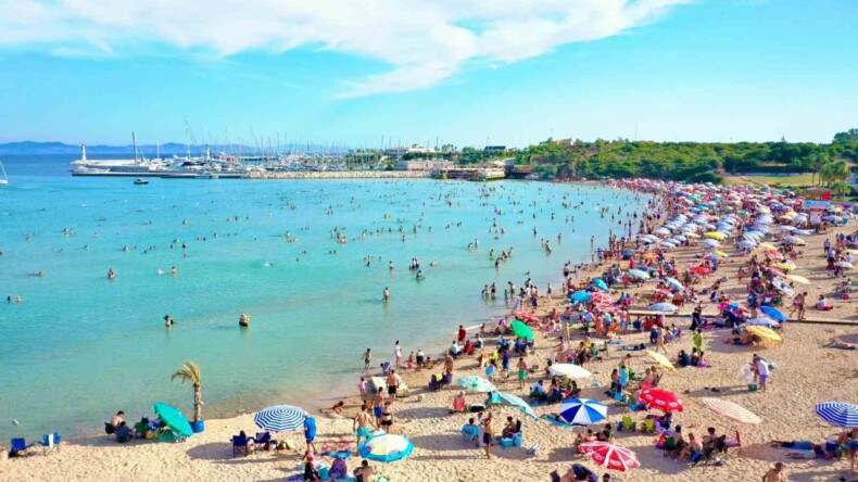 Didim sahillerinde ‘iğne atsan yere düşmez görüntüler’ oluştu