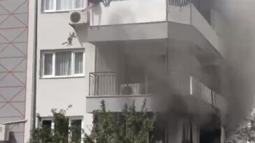 Önce kedisini kurtardı, sonra kurtarılmayı bekledi