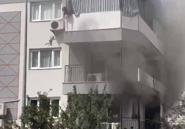 Önce kedisini kurtardı, sonra kurtarılmayı bekledi